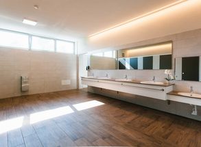 Sanitäre Einrichtungen Bad Dusche WC Waschbecken Camping Völlan