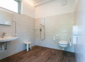 Sanitäre Anlage Dusche Fenster WC barrierefrei Camping Völlan