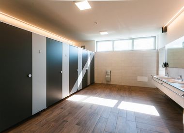 Sanitäre Anlage geräumig modern WC Camping Völlan