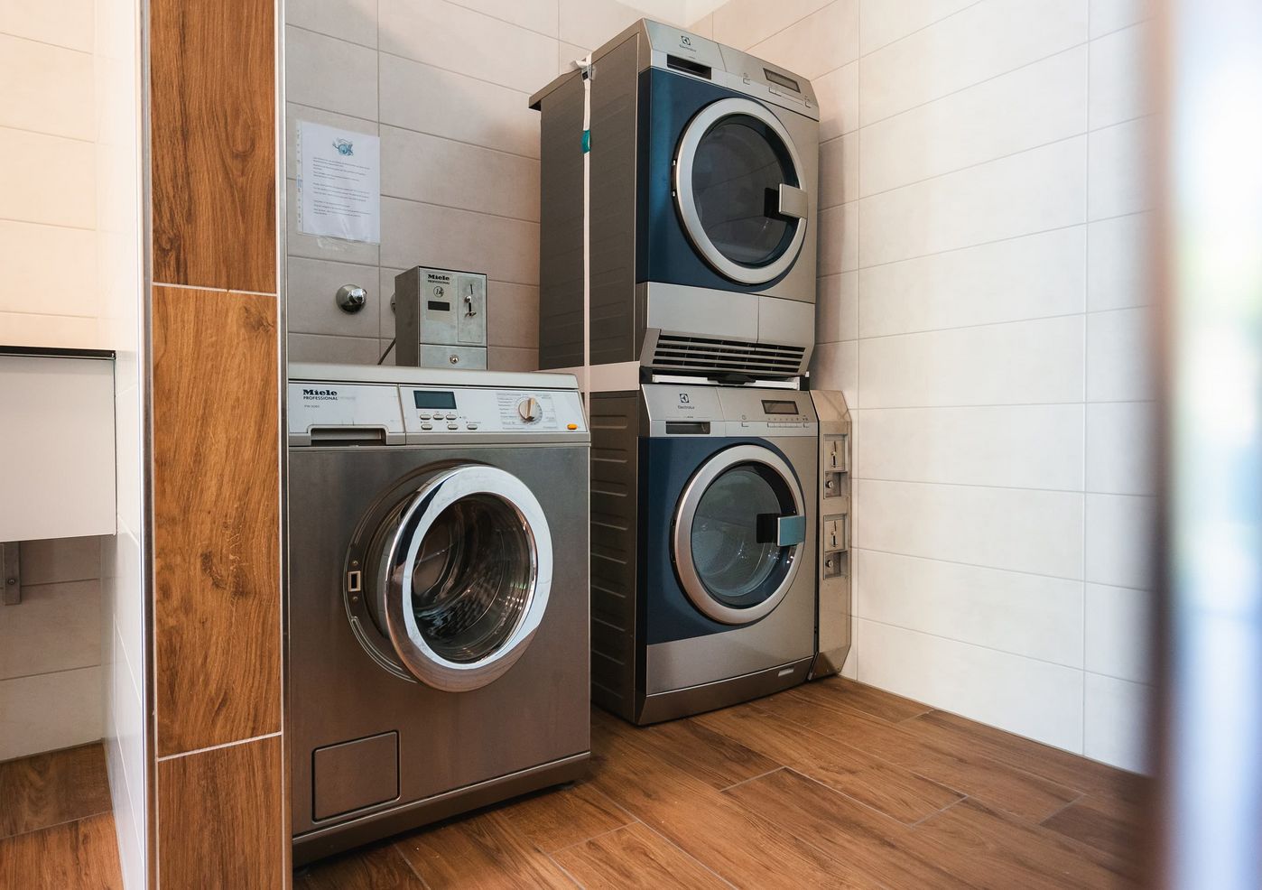 La lavanderia e la stireria al Camping Völlan Bagno Lavatrice Asciugatrice Stiratura Campeggio Völlan