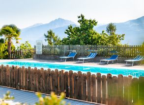 Schwimmbad Pool Freibad Liegestühle Camping Völlan