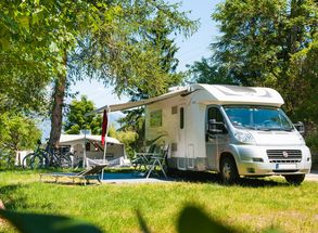 Pitch shady motorhome camping Völlan bike