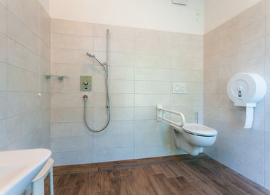 Badezimmer WC Dusche barrierefrei behindertengerecht Camping Völlan